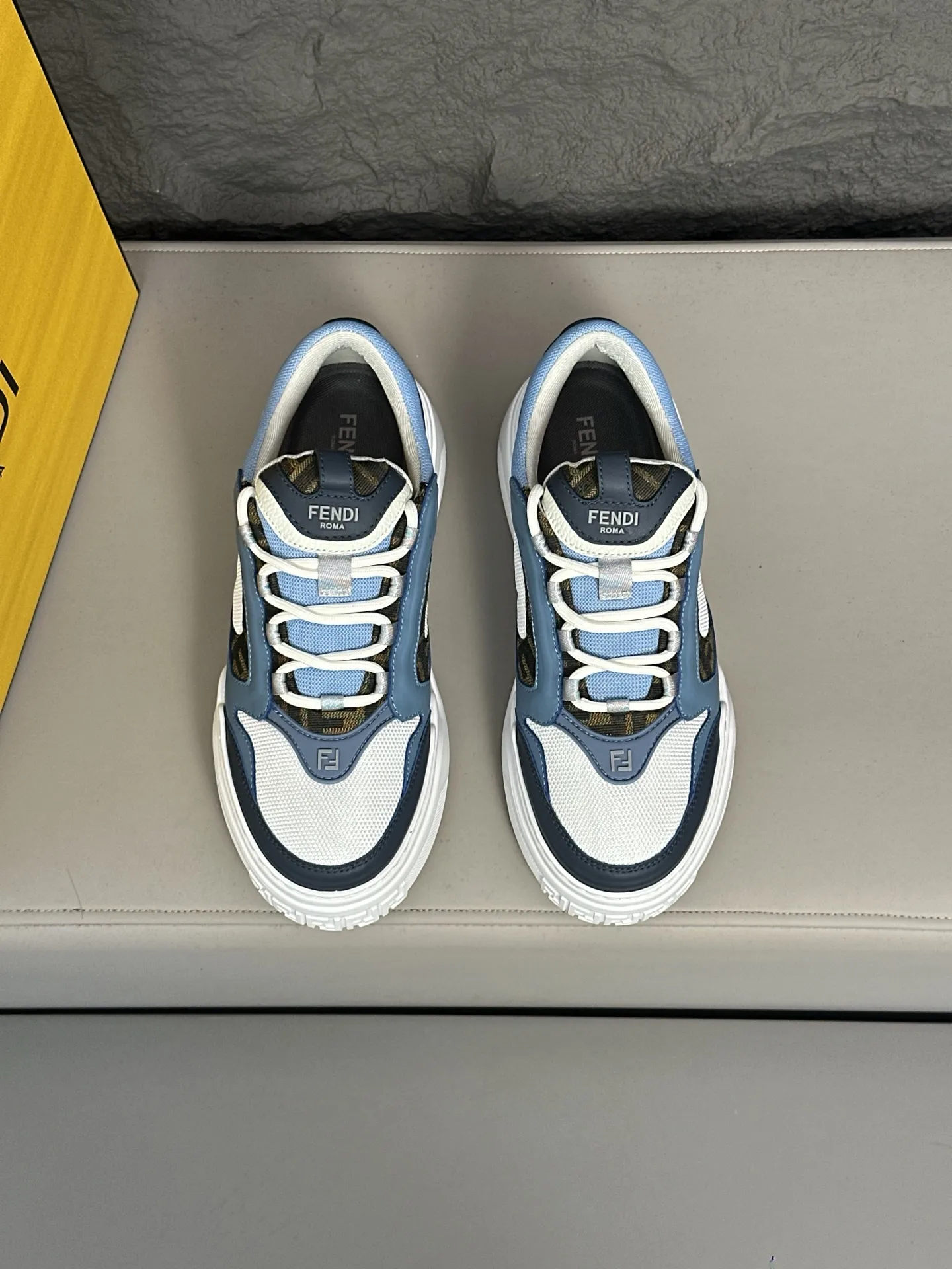 [FENDI] Fendi men's shoes 💰780💰 - High-end quality original casual sports shoes - Upper: Nappa calfskin, pebbled calfskin, tongue and heel; injection molded brand logo plastic module - Lining: brand canvas - Outsole: ultra-light T men's shoes 💰R foam rubber; molded outsole - Super high quality control, fine workmanship: highlighted (high-end, luxury, grade) -Size :39-44 (38, 45, can be customized)